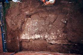 Reinhausen. Grafenburg. Fundament der Ringmauer