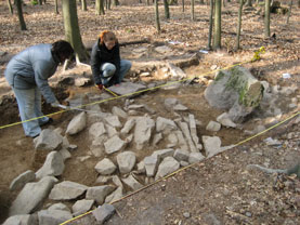 Steingebauter Weg als vierseitiger Umgang des Zentralbaus (Principia, 2007)